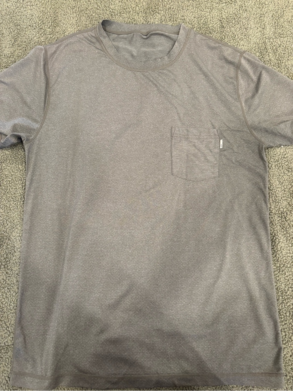 Vuori men's Tradewind Performance Pocket Tee technical Athletic Workout T-Shirt